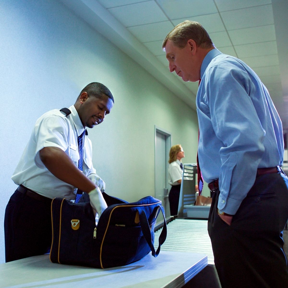 Agents de sécurité aéroportuaires.